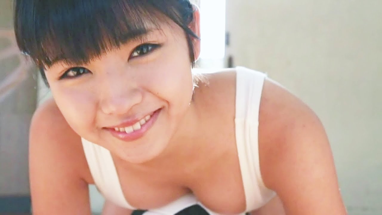永井里菜　白いハイレグレオタードで足を広げながらストレッチ