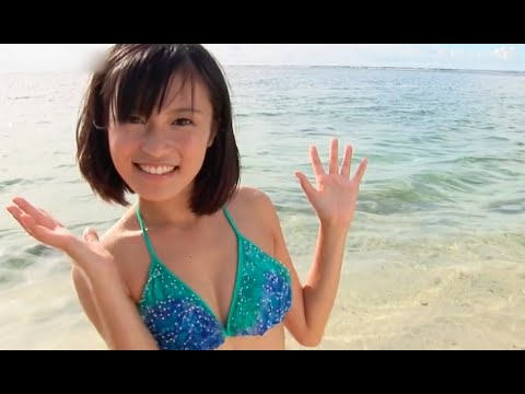 小島瑠璃子 グリーンの水着 海で戯れる姿がかわいい